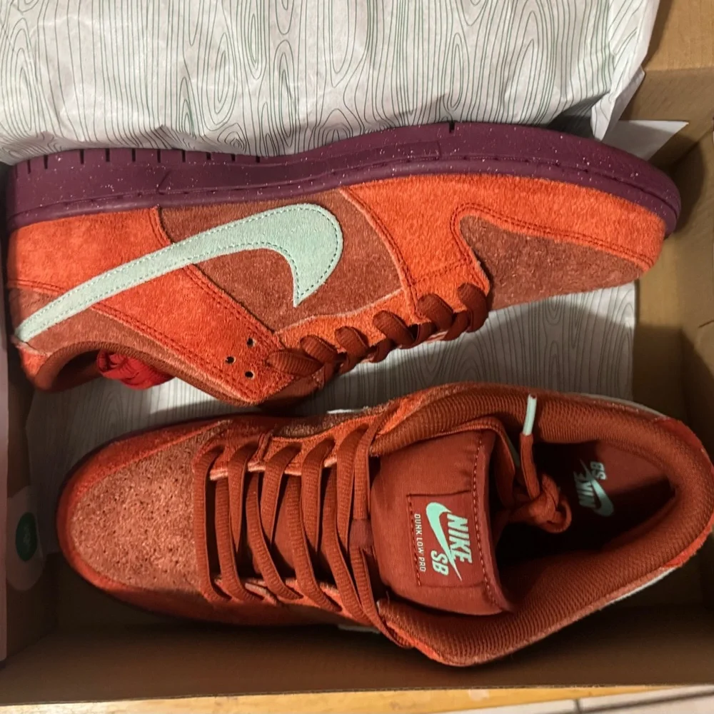 2023
Dunk Low SB 'Mystic Red'  NWT and box - Picture 8 of 12